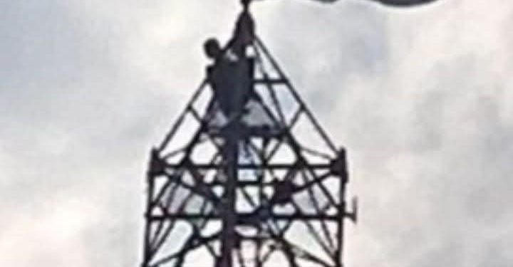 Abaikan Aturan Keselamatan Kerja, Pengawas Proyek Tower Biarkan Pekerjanya Naik ke Puncak Tower Tanpa Helm Pelindung.