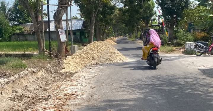Proyek Pelebaran Jalan Banjar – Simogilis Senilai 18,2 M Tumpukan Materialnya Sampai Ke Jalan.