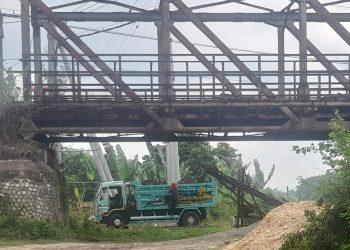 Izin Lapor Galian C Pasir Ilegal Di Bawah Jembatan Sangat Membayakan.