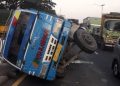 Diduga Dumtruk Terguling Karena Ada Kerusakan Pada Bagian Roda As Belakang.