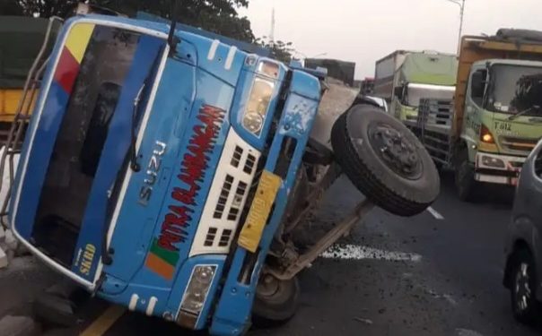 Diduga Dumtruk Terguling Karena Ada Kerusakan Pada Bagian Roda As Belakang.