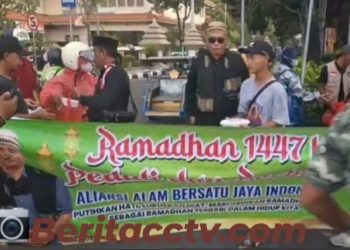 DPP ABJI Bagikan Takjil Gratis di Alun-Alun Lamongan