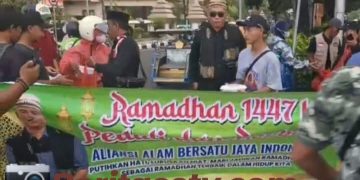 DPP ABJI Bagikan Takjil Gratis di Alun-Alun Lamongan