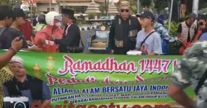DPP ABJI Bagikan Takjil Gratis di Alun-Alun Lamongan
